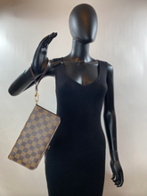 LOUIS VUITTON WALLET DE INSOLITE / WRISTLET