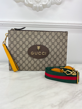 GUCCI GG SUPREME MONOGRAM NEO VINTAGE ZIP WRISTLET POUCH