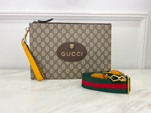 GUCCI GG SUPREME MONOGRAM NEO VINTAGE ZIP WRISTLET POUCH