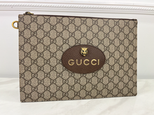 GUCCI GG SUPREME MONOGRAM NEO VINTAGE ZIP WRISTLET POUCH
