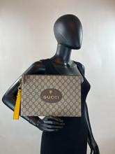 GUCCI GG SUPREME MONOGRAM NEO VINTAGE ZIP WRISTLET POUCH