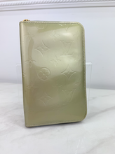 LOUIS VUITTON WALLET VERNIS ZIP (BEIGE)
