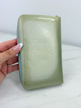 LOUIS VUITTON WALLET VERNIS ZIP (BEIGE)