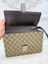 GUCCI GG SUPREME CLUTCH