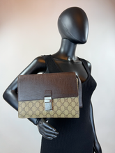 GUCCI GG SUPREME CLUTCH