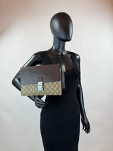 GUCCI GG SUPREME CLUTCH