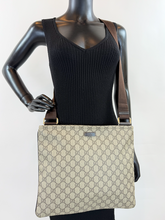GUCCI GG SUPREME FLAT MESSENGER BAG