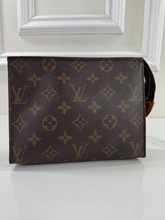 LOUIS VUITTON TOILETRY POUCH 19
