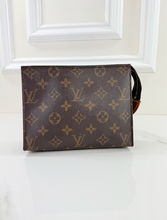 LOUIS VUITTON TOILETRY POUCH 19