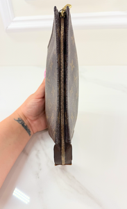 LOUIS VUITTON TOILETRY POUCH 19