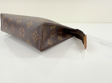 LOUIS VUITTON TOILETRY POUCH 19