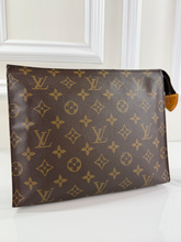 LOUIS VUITTON TOILETRY POUCH 26