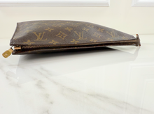 LOUIS VUITTON TOILETRY POUCH 26