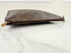 LOUIS VUITTON TOILETRY POUCH 26