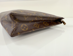 LOUIS VUITTON TOILETRY POUCH 26