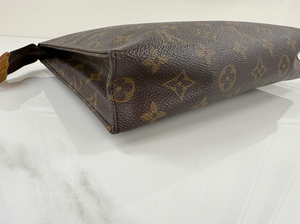 LOUIS VUITTON TOILETRY POUCH 26