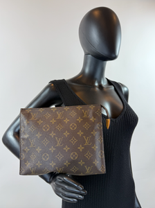 LOUIS VUITTON TOILETRY POUCH 26