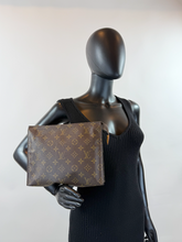 LOUIS VUITTON TOILETRY POUCH 26