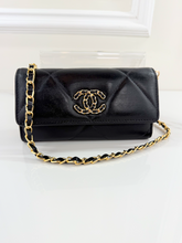 CHANEL QUILTEDD CHANEL 19 FLAP WALLET / WOC