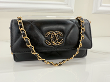 CHANEL QUILTEDD CHANEL 19 FLAP WALLET / WOC