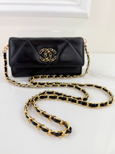 CHANEL QUILTEDD CHANEL 19 FLAP WALLET / WOC
