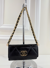 CHANEL QUILTEDD CHANEL 19 FLAP WALLET / WOC