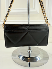 CHANEL QUILTEDD CHANEL 19 FLAP WALLET / WOC