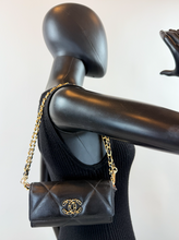 CHANEL QUILTEDD CHANEL 19 FLAP WALLET / WOC