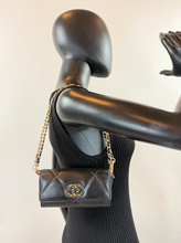 CHANEL QUILTEDD CHANEL 19 FLAP WALLET / WOC