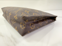 LOUIS VUITTON TOILETRY POUCH 26 TH871