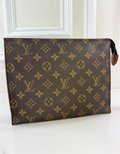 LOUIS VUITTON TOILETRY POUCH 26 TH871