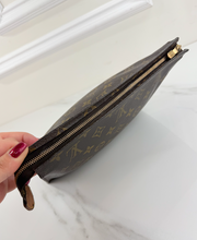 LOUIS VUITTON TOILETRY POUCH 26 TH874