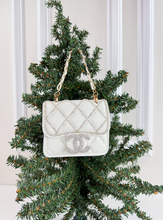 CC FLAP PURSE ORNAMENT XL + EARRINGS (WHITE)