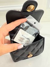 CC FLAP PURSE ORNAMENT XL + EARRINGS (BLACK)