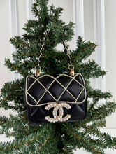CC FLAP PURSE ORNAMENT XL + EARRINGS (BLACK)