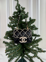 CC FLAP PURSE ORNAMENT XL + EARRINGS (BLACK)