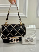 CC FLAP PURSE ORNAMENT XL + EARRINGS (BLACK)