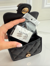 CC FLAP PURSE ORNAMENT XL + EARRINGS (BLACK)