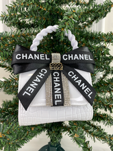 CC FLAP PURSE ORNAMENT XL + EARRINGS (WHITE)