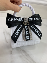 CC FLAP PURSE ORNAMENT XL + EARRINGS (WHITE)