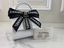 CC FLAP PURSE ORNAMENT XL + EARRINGS (WHITE)