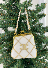 CC CLASP PURSE ORNAMENT XL + EARRINGS (WHITE)