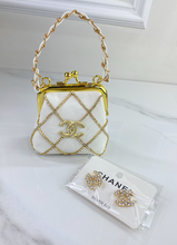CC CLASP PURSE ORNAMENT XL + EARRINGS (WHITE)