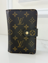 LOUIS VUITTON WALLET / PASSPORT HOLDER PORTE PAPIER