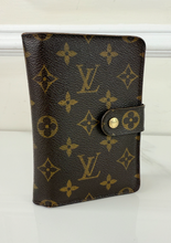 LOUIS VUITTON WALLET / PASSPORT HOLDER PORTE PAPIER