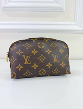 LOUIS VUITTON COSMETIC POUCH DK4016