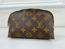 LOUIS VUITTON COSMETIC POUCH DK4016