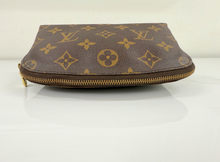 LOUIS VUITTON COSMETIC POUCH DK4016