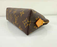 LOUIS VUITTON COSMETIC POUCH DK4016