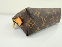 LOUIS VUITTON COSMETIC POUCH DK4016